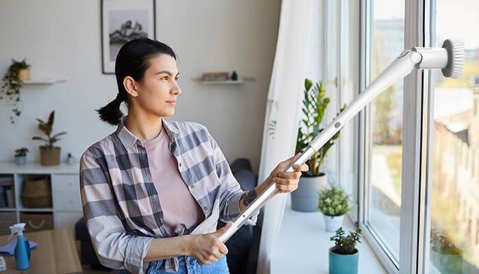 Cleaning the glass in windows